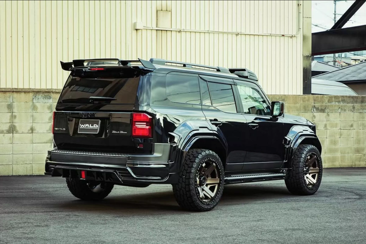 Bengkel modifikasi asal Jepang Wald International membuat Land Cruiser Prado tampak seperti Brabus G-Class, dengan ubahan bernama Desert Series Black Bison Edition.