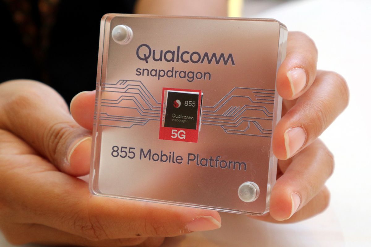 Chipset Snapdragon 855 5G (kotak hitam di tengah) diperkenalkan dalam Qualcomm Snapdragon Summit 2018 di Grand Wailea Resot, Maui, Hawaii, Selasa (4/12/2018) waktu setempat.