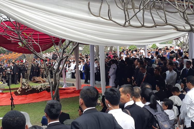 Prosesi pemakaman Ani Yudhoyono telah usai di Taman Makam Pahlawan, Kalibata, Jakarta, Minggu (2/6/2019). Keluarga besar Yudhoyono mengucapkan terima kasih atas ucapan bela sungkawa yang terus mengalir dari berbagai pihak.