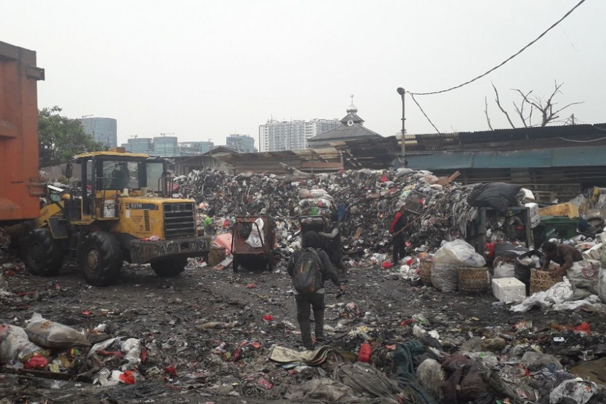 Sampah memenuhi Tempat Pembuangan Sampah Muara Baru di Jalan Muara Baru, Penjaringan, Selasa (23/10/2018).