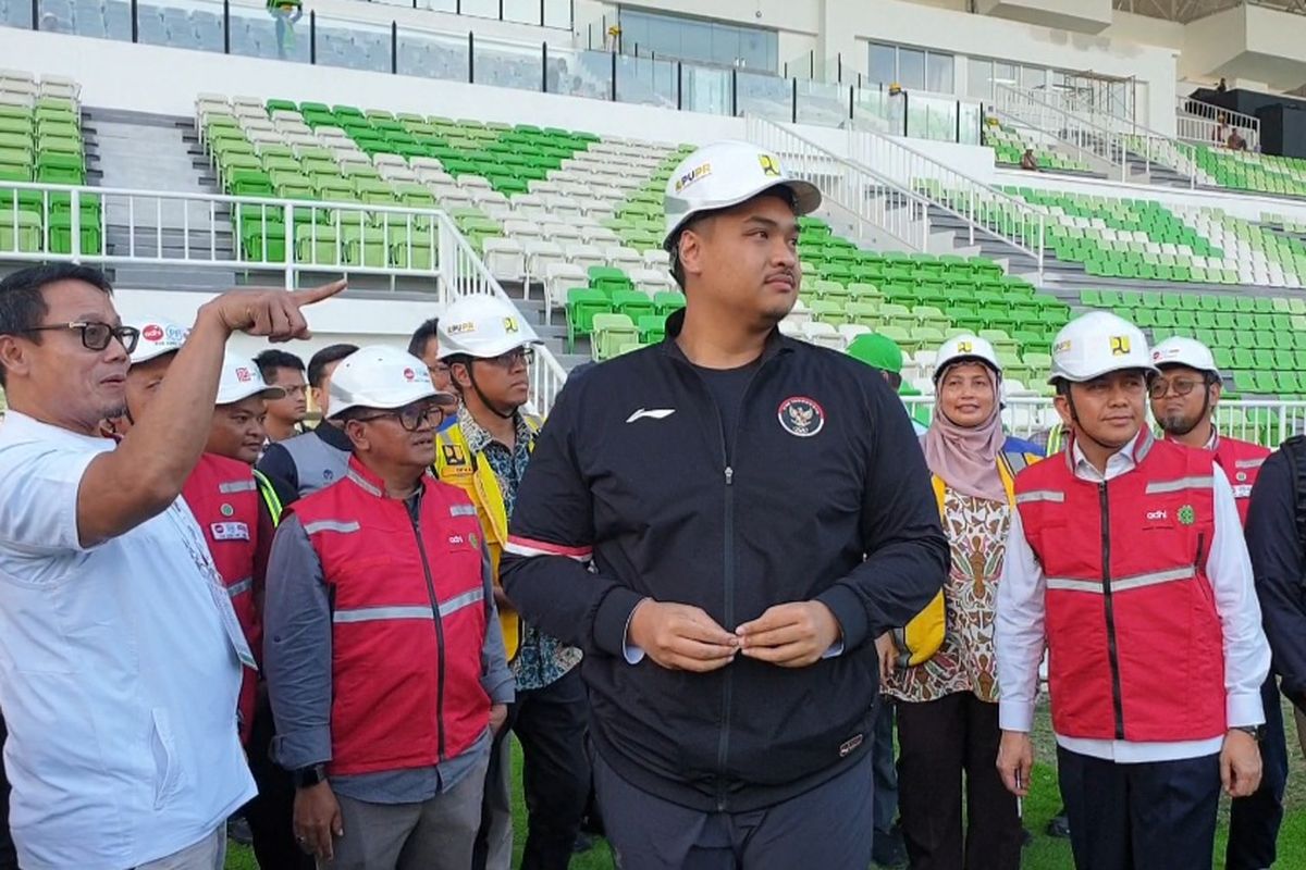Menteri Pemuda dan Olahraga (Menpora) Dito Ariotedjo mengunjungi Stadion Utama yang berada di kawasan Sport Center Sumatera Utara (Sumut), di Desa Sena, Kabupaten Deli Serdang pada Jumat (13/9/2024). 