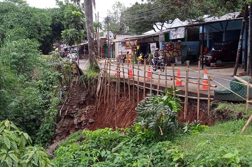 Hujan Deras Sebabkan Longsor di Tiga Titik Wilayah Jembatan Serong