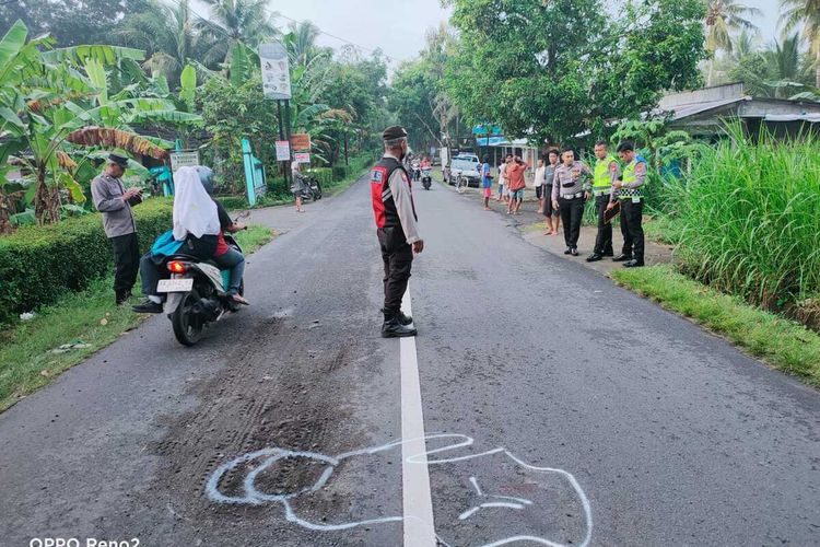 Polisi mengolah TKP kecelakaan di Jalan Kenteng – Cangakan pada kawasan Pedukuhan Ngipik, Kalurahan Bumirejo, Kapanewon Lendah, Kabupaten Kulon Progo, Daerah Istimewa Yogyakarta. Korban adalah lansia 73 tahun yang sedang olahraga jalan kaki.