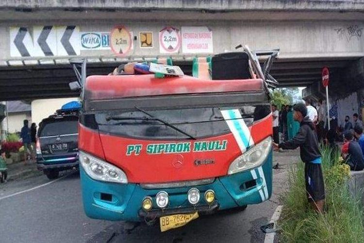 Sebuah bus menabrak fly over di Kelurahan Bukit Surunga, Kecamatan Padang Panjang Barat, Kota Padang Panjang, Provinsi Sumatra Barat, Minggu (30/1/2022) pagi. 


