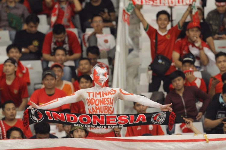 Seorang suporter yang datang memberikan dukungan untuk timnas U-19 Indonesia saat berlaga melawan Uni Emirat Arab dalam laga lanjutan Grup A Piala Asia U-19 di Stadion Utama Gelora Bung Karno, Jakarta, Rabu (24/10/2018).