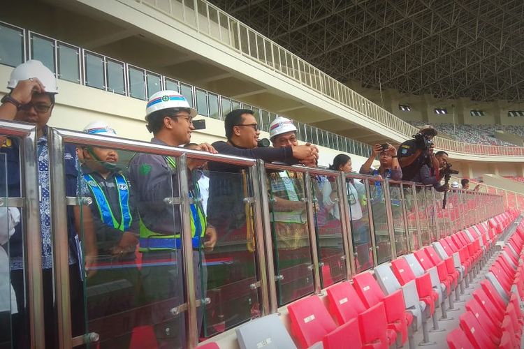 Menpora Imam Nahrawi sedang meninjau Stadion Papua Bangkit yang akan digunakan dalam penyelenggaraan PON XX 2020 di Papua (21/06/2019)