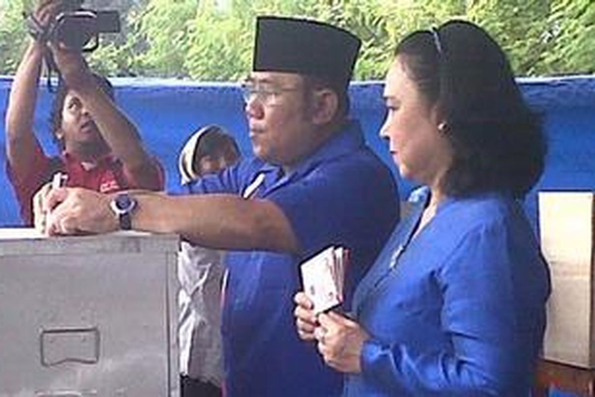 Calon wakil gubernur (cawagub) DKI Jakarta, Nachrowi Ramli, saat menggunakan hak pilihnya untuk pemilihan kepala daerah (pilkada) DKI, didampingi oleh istrinya, Alfina Evi Maria serta keluarganya. Tampak pada foto, Nachrowi memasukan surat suaranya ke dalam kotak suara. Rabu (11/7/2012).