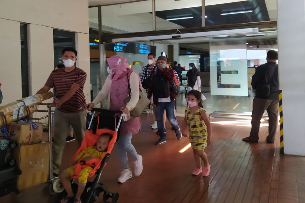 Penumpang pesawat yang baru saja tiba dari perjalanan dalam negeri di Terminal 2 Bandara Soekarno-Hatta, Minggu (3/1/2021).