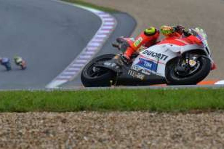 Pebalap Ducati asal Italia, Andrea Iannone, memacu motornya pada balapan GP Ceko di Sirkuit Brno, Minggu (21/8/2016).