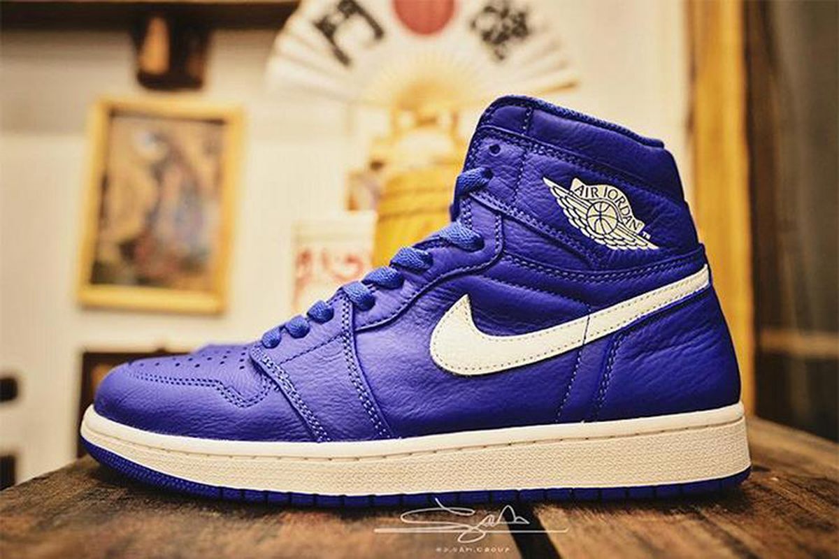 Air Jordan 1 Hyper Royal