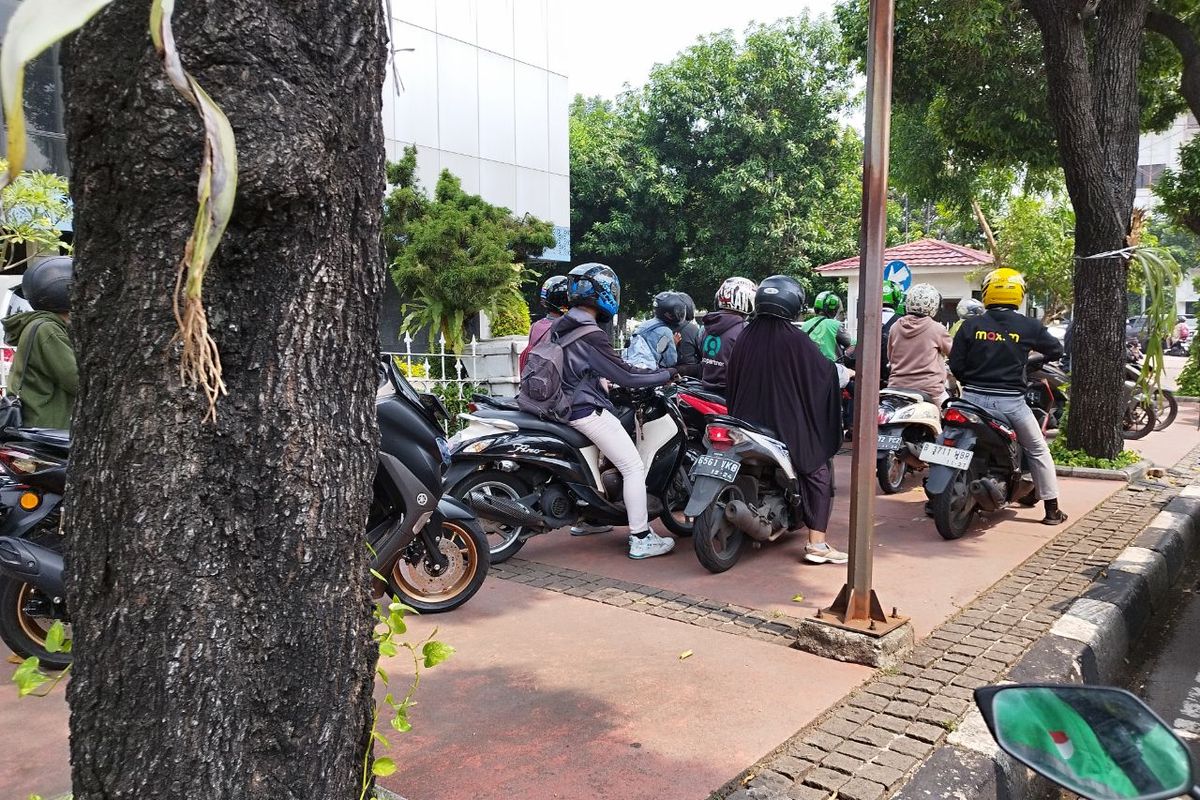 Sejumlah motor menyerobot trotoar demi menghindari kemacetan di Jalan Majapahit, Gambir, Jakarta Pusat, Kamis (25/5/2023).