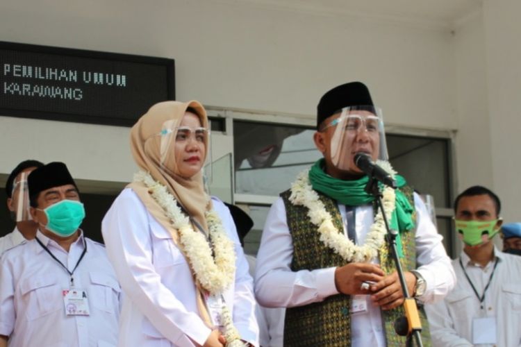 Pasangan Ahmad Zamakhsyari-Yusni Rinzani saat mendaftar sebagai Bakal Calon Bupati dan Wakil Bupati Karawang ke KPU Karawang, Minggu (6/9/2020).
