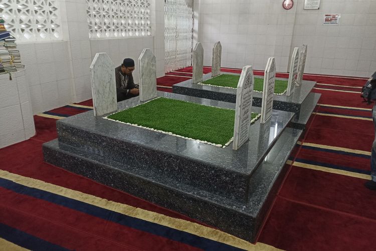 Area makam yang juga terdapat makam Al Habib Ali Bin Abdurrahman Al Habsyi, atau dikenal sebagai Habib Kwitang, di Kecamatan Senen, Jakarta Pusat, Minggu (17/3/2024).