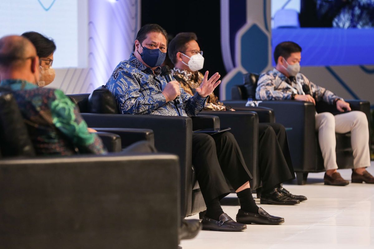 Menteri Koordinator Bidang Perekonomian Republik Indonesia Airlangga Hartarto, saat Kompas 100 CEO Forum Ke-12 bertema Ekonomi Sehat 2022 di Jakarta Convention Center, Kamis (18/11/2021).