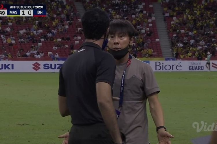 Shin Tae-yong saat adu mulut dengan wasit Saoud Ali Al-Adba dalam laga Indonesia vs Malaysia di Grup B Piala AFF 2020.