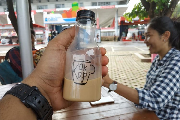 Minuman kopi susu merek Kok Kopi dijual di depan Istora Senayan, Jakarta, selama turnamen Indonesia Masters 2019.