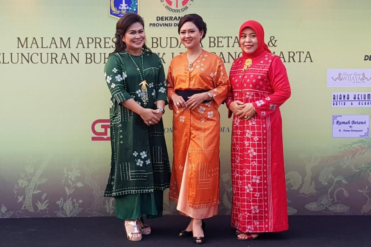 Batik Semanggi dikenakan Happy Farida, istri Gubernur DKI Jakarta Djarot Saiful Hidayat