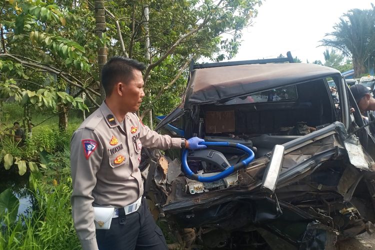 Truk dan pikap tabrakan di Jalan Trans Kalimantan, Desa Korek, Kecamatan Ambawang, Kalimantan Barat (Kalbar), Kamis (18/1/2023). Kepala Unit Kecelakaan Satuan Lalu Lintas Polisi Resor Kubu Raya Ipda Wayan mengatakan, dalam peristiwa nahas tersebut, dua orang dinyatakan tewas, sementara satu orang lain kritis. 