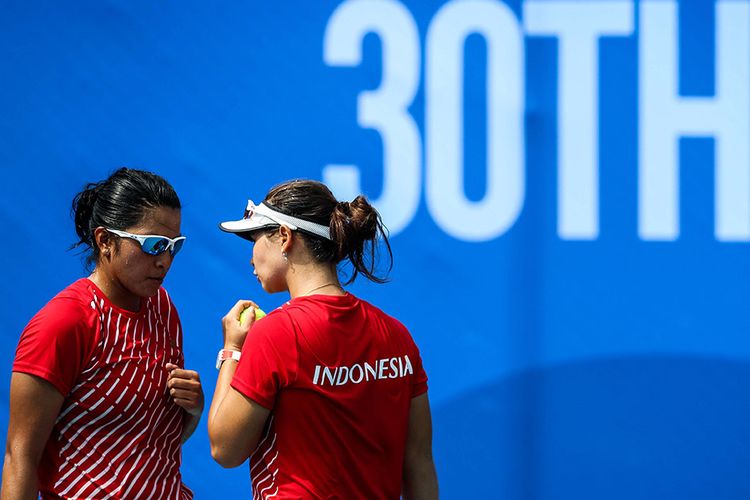 Pasangan ganda putri timnas tenis Indonesia, Beatrice Gumulya (kanan) dan Jessy Rompies (kiri), saat melawan pasangan dari Thailand, Peangtarn Plipuech/Tamarine Tanasugarn di Rizal Memorial Tennis Centre, Manila, Filipina, Sabtu (7/12/2019). Beatrice/Jessy meraih medali emas ganda putri pada SEA Games 2019, dengan mengalahkan unggulan kedua dari Thailand, Peangtarn Plipuech/Tamarine Tanasugarn, 6-3, 6-3.