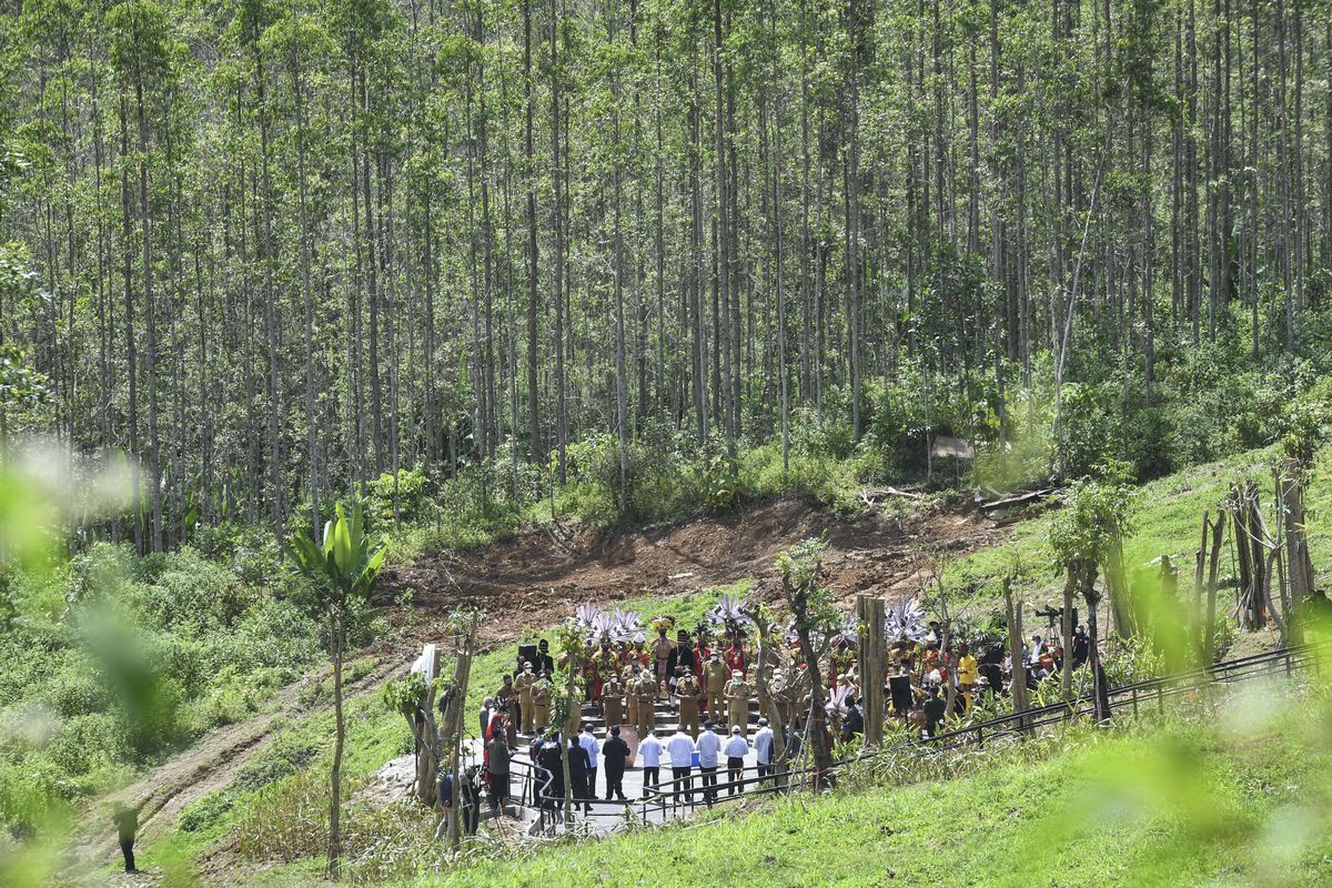 Suasana seremoni ritual Kendi Nusantara di titik nol Ibu Kota Negara (IKN) Nusantara di Kecamatan Sepaku, Penajam Paser Utara, Kalimantan Timur, Senin (14/3/2022). Presiden Joko Widodo menggelar seremoni ritual Kendi Nusantara  di titik nol IKN Nusantara dengan mengumpulkan 34 tanah dan air yang dibawa gubernur se-Indonesia.