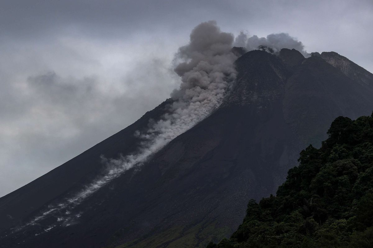 Gunung Merapi mengeluarkan guguran lava pijar terlihat dari Dusun Turgo, Desa Purwobinangun, Kabupaten Sleman, Kamis (30/12/2021). Menurut data BPPTKG periode pengamatan Senin (3/1) pukul 00:24 WIB dan Selasa (4/1) pukul 00:00-06:00 WIB secara visual Gunung Merapi teramati 32 kali mengeluarkan guguran lava pijar dengan jarak luncur maksimal 1.800 m ke arah barat daya.