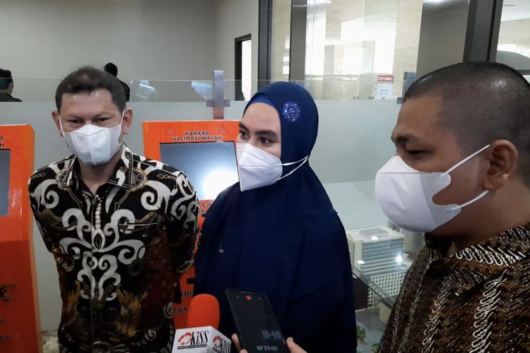 Kartika Putri ditemani kuasa hukumnya sambangi Bareskrim Polri, Senin (21/3/2022). 