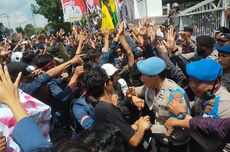 Unjuk Rasa Kawal Putusan MK di Mataram Ricuh, Massa Disemprot "Water Cannon"