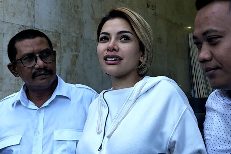 Nikita Mirzani bersama kuasa hukumnya, Fachmi Bachmid (kiri), ketika ditemui di Mapolda Metro Jaya, Jakarta Selatan, Jumat (4/1/2019).