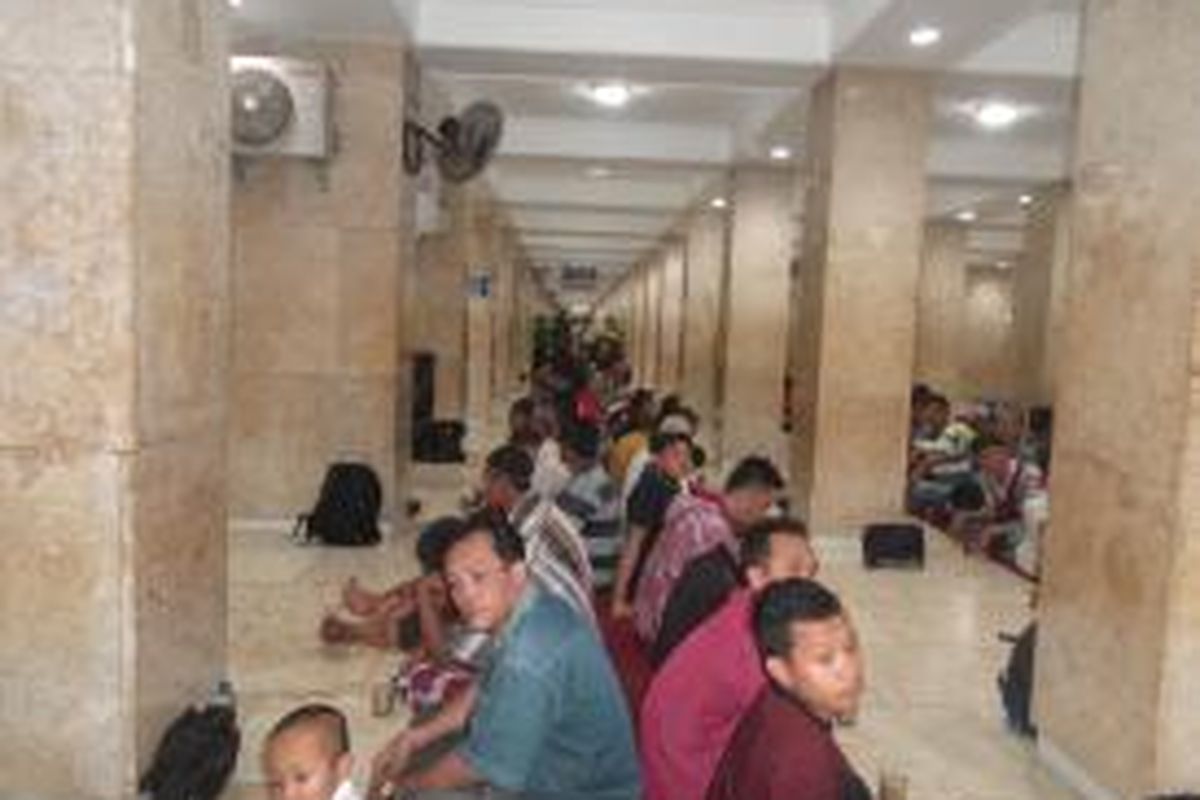 Peserta kegiatan buka puasa di Masjid Istiqlal, Kamis (18/6/2015). Pengurus Masjid Istiqlal menyediakan takjil sebanyak sekitar 3.000 porsi setiap harinya selama bulan ramadhan.