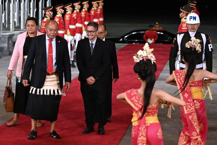 Wakil Perdana Menteri Tonga Samiu Kuita Vaipulu (kedua kiri) bersama istri Mele Muimui Liu Mei Tupou Latu Vaipulu (kiri) disambut Asisten Deputi Hukum dan Perjanjian Maritim Kemenko Marves Radian Nurcahyo (ketiga kiri) setibanya di Bandara Internasional I Gusti Ngurah Rai, Badung, Bali, Minggu (8/10/2023). Samiu Kuita Vaipulu tiba di Bali untuk menghadiri Konferensi Tingkat Tinggi (KTT) Archipelagic and Island States (AIS) Forum di Nusa Dua, Bali pada 10-11 Oktober mendatang. ANTARA FOTO/Media Center KTT AIS Forum 2023/Fikri Yusuf/pras.