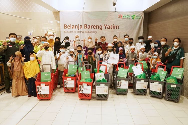 Dokumentasi kegiatan Belanja Bareng Yatim di LuLu Hypermarket The Park Sawangan, Depok, pada Minggu (9/5/2021).