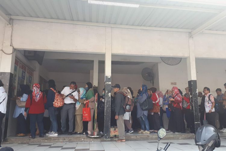 Suasana antrean penumpang KRL di Stasiun Bekasi saat membeli tiket kertas, Senin (23/7/2018) pukul 08.30 WIB