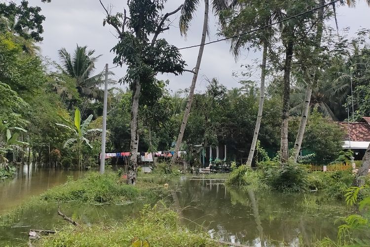 Rumah yang tergenang banjir di RT 19, Pedukuhan Seling, Kalurahan Kebonrejo, Kapanewon Temon, Kabupaten Kulon Progo, Daerah Istimewa Yogyakarta.