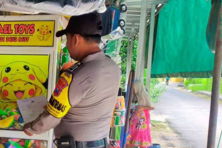 Polisi saat memberikan imbauan agar permainan capit boneka di Sumenep, Jumat (10/2/2023). 