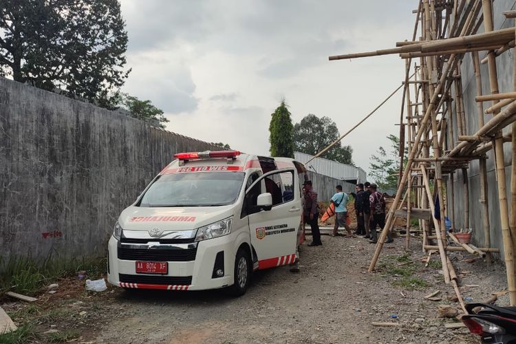 Evakuasi tiga orang pekerja bangunan yang tewas di Dusun Banaran, Desa Kalierang, Kecamatan Selomerto, Wonosobo yang  tertimbun longsor pada Kamis (2/11/2023). 
