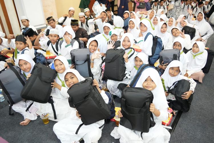 Para peserta buka puasa bersama 1.000 anak yatim dan dhuafa dari 22 yayasan di Jabodetabek di aula Masjid Agung At-Tin, Taman Mini Indonesia Indah (TMII), Jakarta, Kamis (28/3/2024).