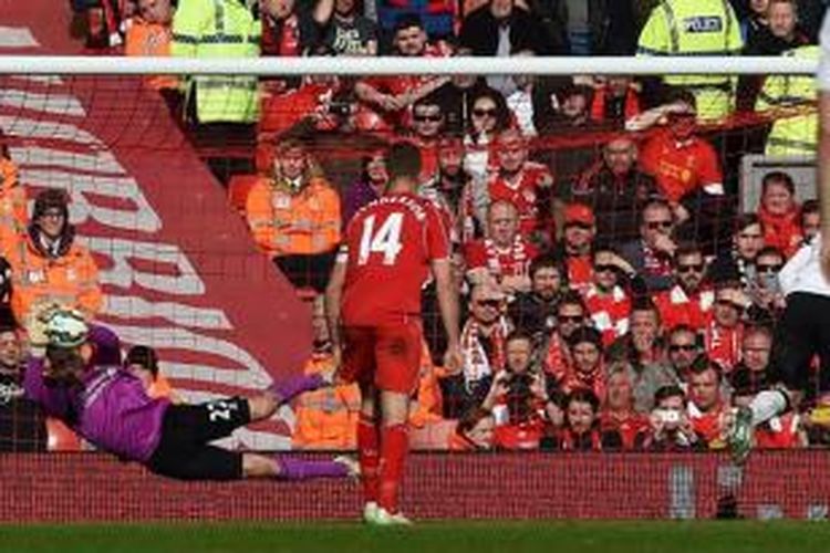 Kiper Liverpool, Simon Mignolet, berhasil menepis bola dari sepakan penalti penyerang Manchester United, Wayne Rooney, pada pertandingan lanjutan Premier League, Minggu (22/3/2015). 