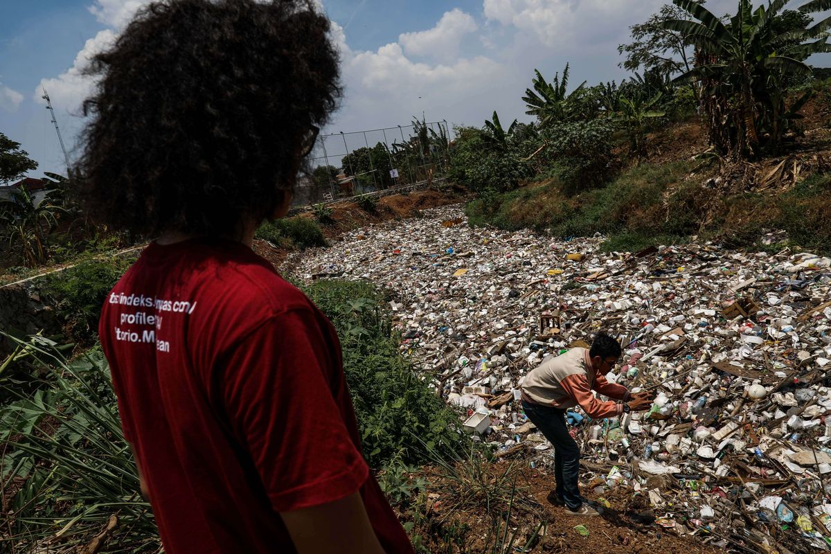 Tumpukan sampah yang memenuhi aliran Kali Jambe di Desa Satriajaya, Tambun Utara, Kabupaten Bekasi, Rabu (30/10/2019). Panjang tumpukan sampah sekitar 200 meter dan sudah menumpuk sejak hari Minggu lalu belum juga dibersihkan oleh Pemerintah Kabupaten Bekasi, Jawa Barat.