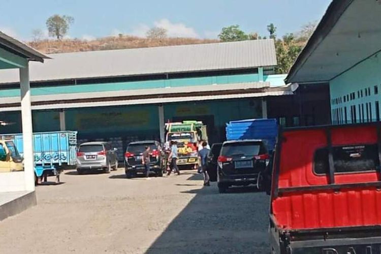 Gunang air minum dalam kemasan milik mertua Walikota Bima saat didatangin penyidik KPK untuk melakukan penggeledahan.