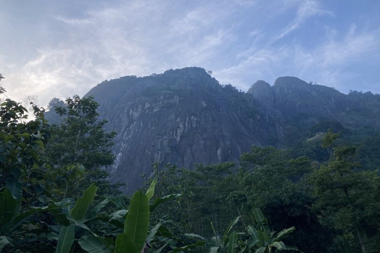 Pemandangan Gunung Parang yang terlihat dari basecamp pendakian Gunung Parang via Pesanggrahan di Kabupaten Purwakarta, Jawa Barat, Minggu (13/6/2021).