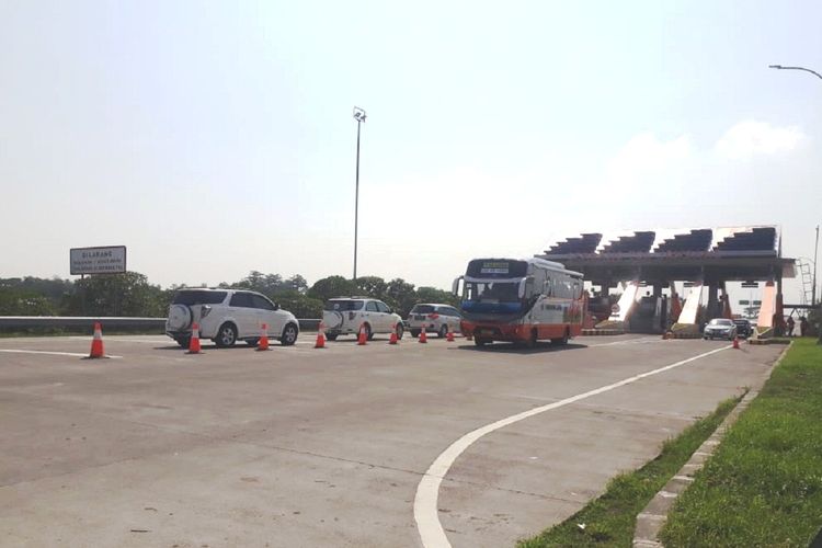Suasana arus lalu lintas di Gerbang Tol Jombang Jawa Timur, Selasa (24/12/2019).