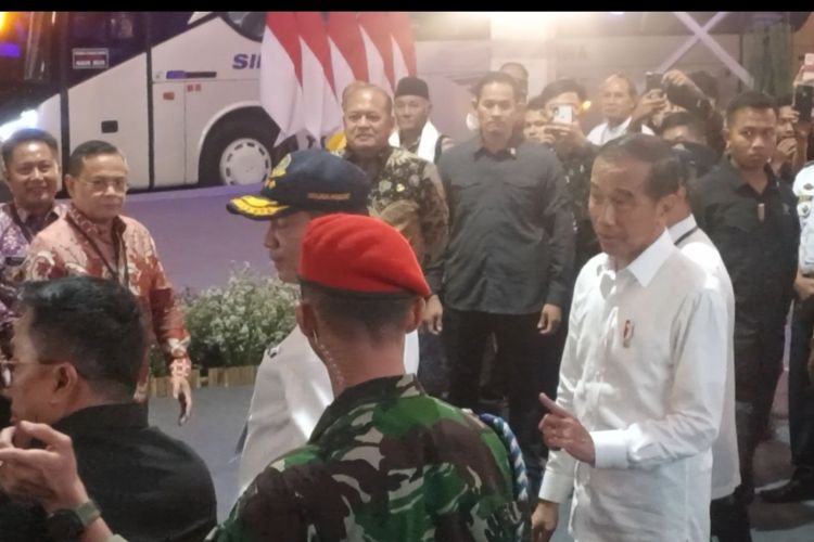 Presiden Joko Widodo (Jokowi) saat mengunjungi Terminal Tingkir Salatiga, Jawa Tengah. 