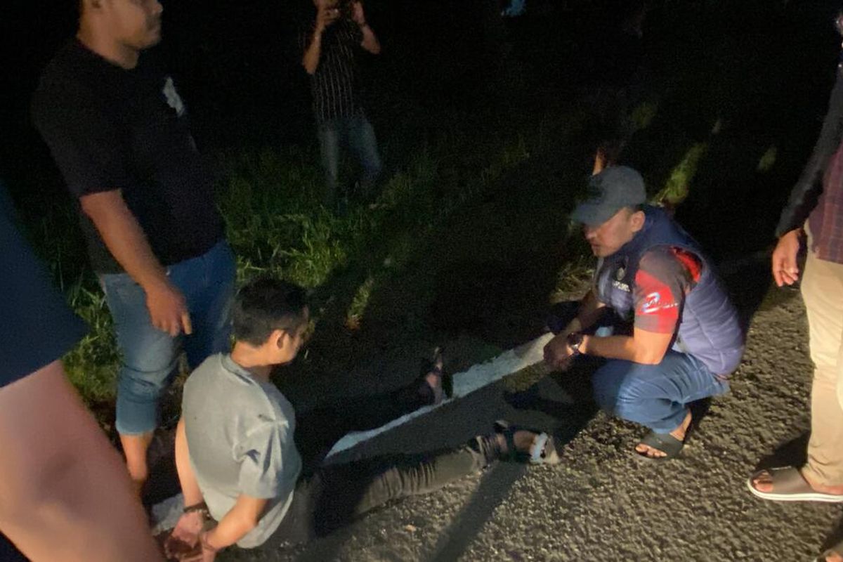 Petugas Satuan Reserse Narkoba Polres Majalengka menunjukan hasil penyergapan proses pengiriman sabu oleh kurir di sekitar gerbang Kertajati, Tol Cipali, Kabupaten Majalengka, Jawa Barat, Jumat (26/4/2024).