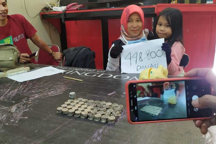 Yasmin (6) bersama ibunya Mardiana Rusli saat menyumbangkan isi celengannya di posko JPK di Kecamatan Manggala, Jumat (3/4/2020).