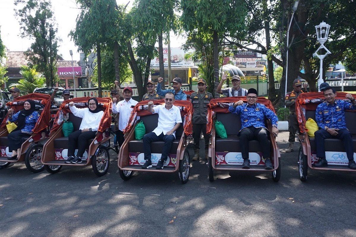 Bupati Batang M Faiz Kurniawan menyerahkan bantuan 25 unit becak listrik dari Presiden RI Prabowo Subianto kepada para pengayuh becak di Pendapa Kabupaten Batang, Kamis (17/7/2025).