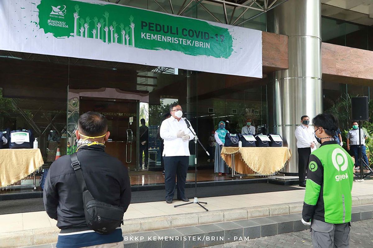 Menristek Bambang Brodjonegoro memberikan sembako secara simbolis kepada perwakilan masyarakat di Lobi Eksekutif Gedung Baharuddin Jusuf Habibie, Jakarta Pusat, Jumat (17/4/2020).