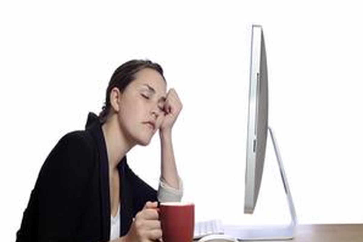 Mengantuk di siang hari Jangan tergantung dengan kafein untuk mengembalikan kebugaran dan kesegaran tubuh. 