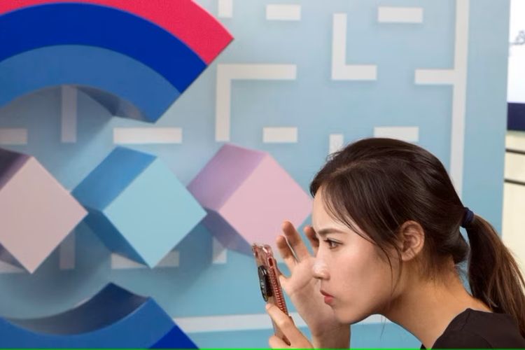 Seorang perempuan tampak menggunakan kamera depan pada telepon genggamnya untuk memeriksa bulu matanya dalam sebuah acara di Beijing, China, pada 4 Juli 2018.