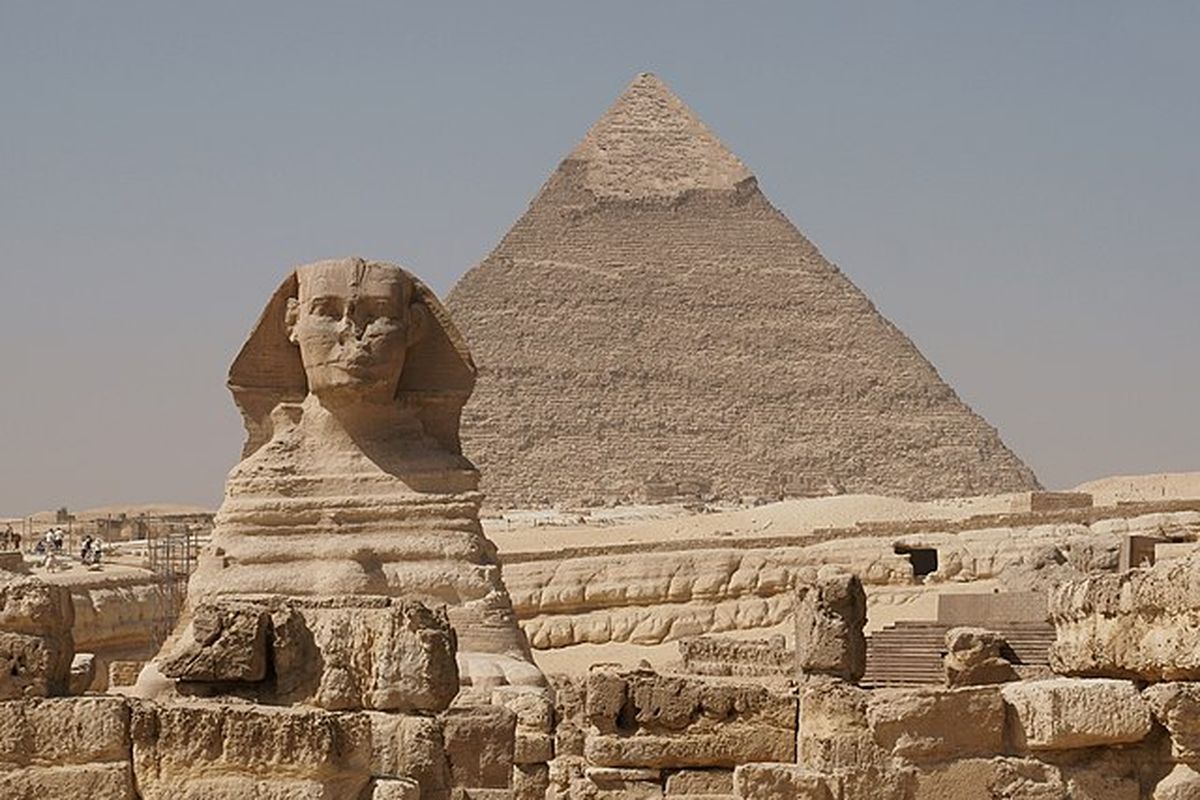 Piramida Khafre yang dibangun sebagai makam Firaun pada masa Khafra, tahun 2558-2532 SM.