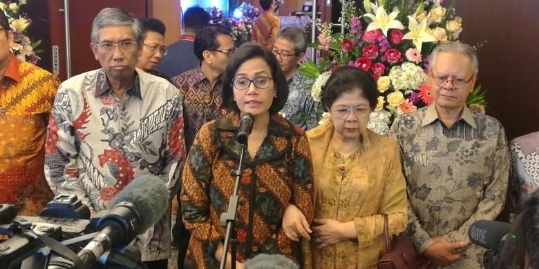 Menteri Keuangan Sri Mulyani bersama Istri Mantan Menteri Keuangan Mar'ie Muhammad, Ayu Resmayati 